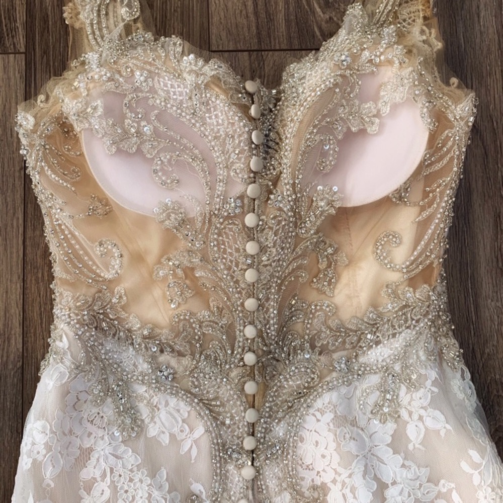 Timeless swarovski crystal wedding dress - Picture 6 of 8